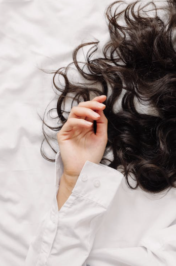 Say Goodbye to Morning Frizz: The Science Behind Copper and Mulberry Silk for Hair